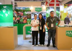Halls China is part of a global avocado grower and shipper. The Chinese market has strong potential for avocado consumption. To the right is Yu Lifan.